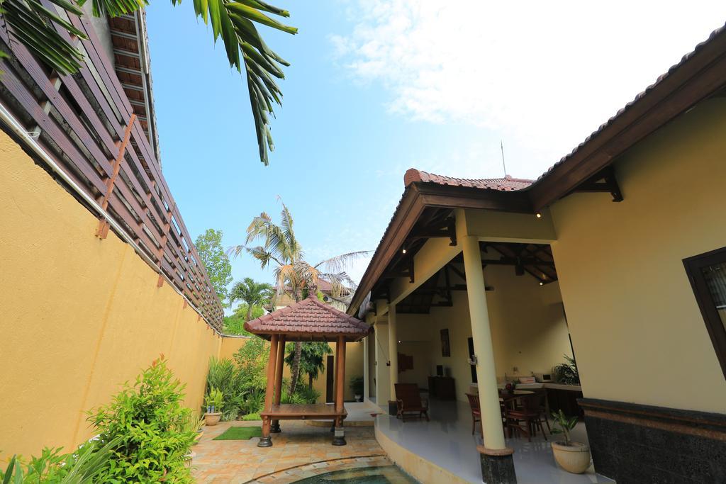 Putri Bali Villa Seminyak  Exterior photo